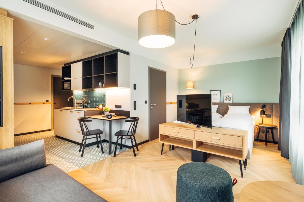 TV a/nebo společenská místnost v ubytování harry's home Lienz hotel & apartments