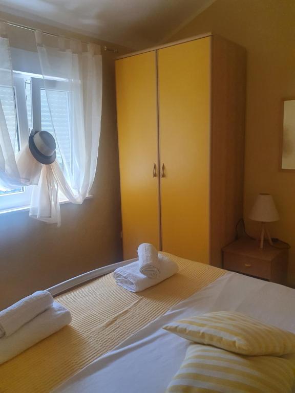 Postel nebo postele na pokoji v ubytování Apartmani Ana i Mia