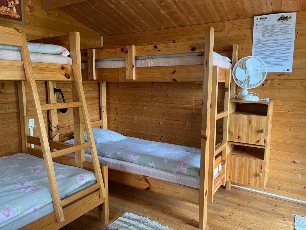 Palanda nebo palandy na pokoji v ubytování Tõhela Järve Puhkeküla