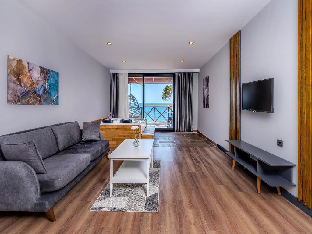 TV a/nebo společenská místnost v ubytování Adora Calma Beach Hotel Adults Only