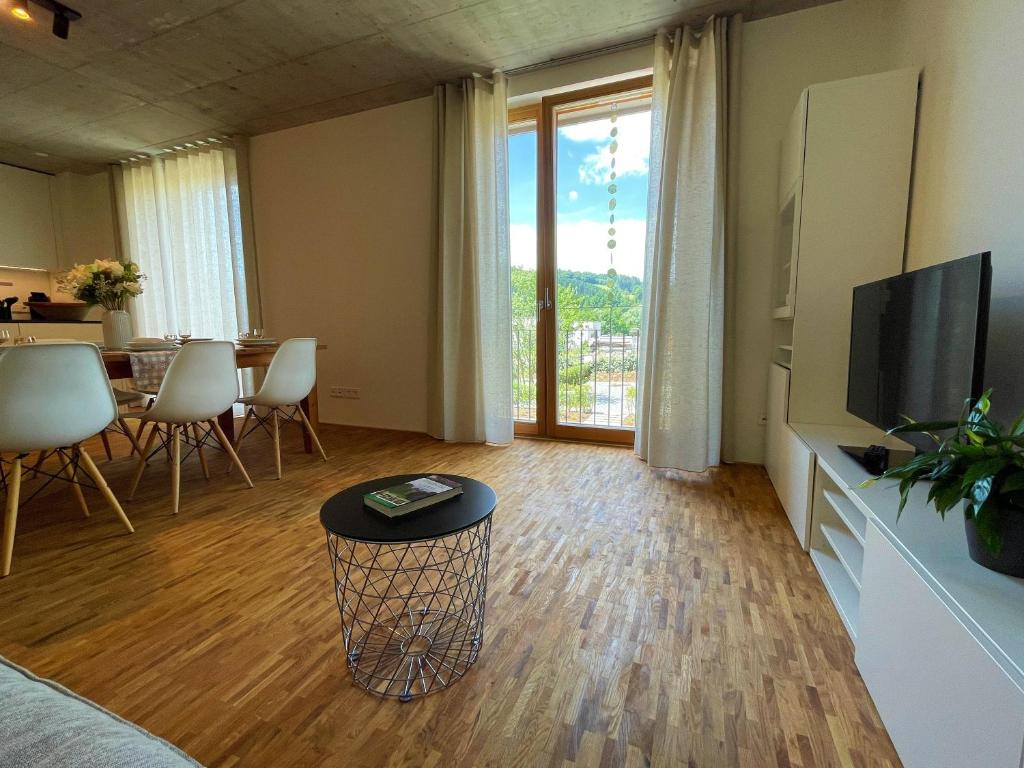 TV a/nebo společenská místnost v ubytování Ferienwohnung Grüner Ausblick