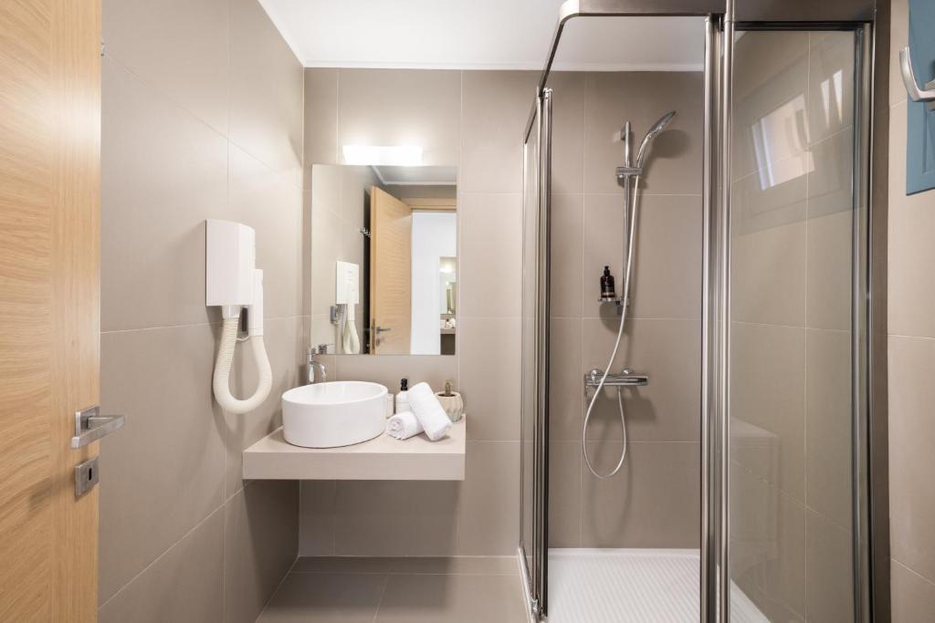 un bagno con doccia e lavandino di Alas ad Argásion