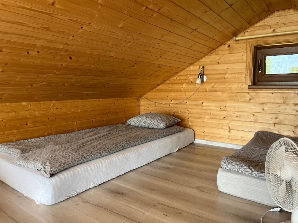 Postel nebo postele na pokoji v ubytování Tõhela Järve Puhkeküla