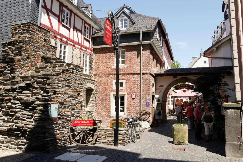 een groep mensen die buiten een gebouw staan bij Altes Stadttor in Kastellaun