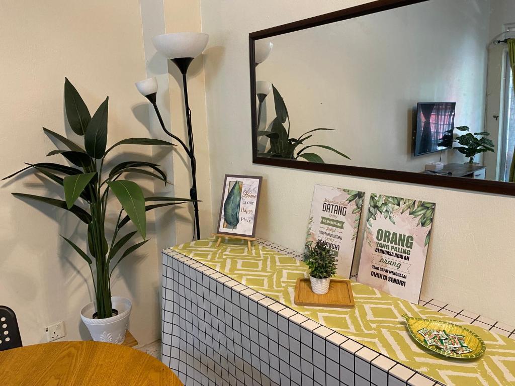 TV a/nebo společenská místnost v ubytování Tulip Hijau Homestay - Bukit Beruntung - 4Bedrooms
