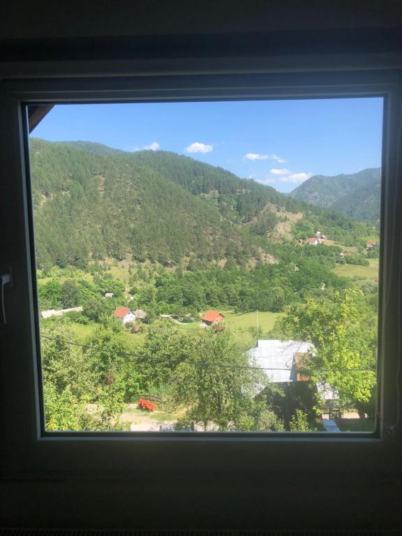 Nespecifikovaný výhled na hory nebo výhled na hory při pohledu z apartmánu