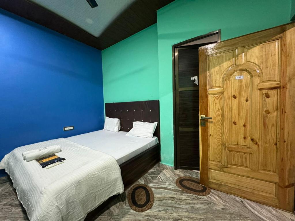 Postel nebo postele na pokoji v ubytování COOKIES STAY Varanasi