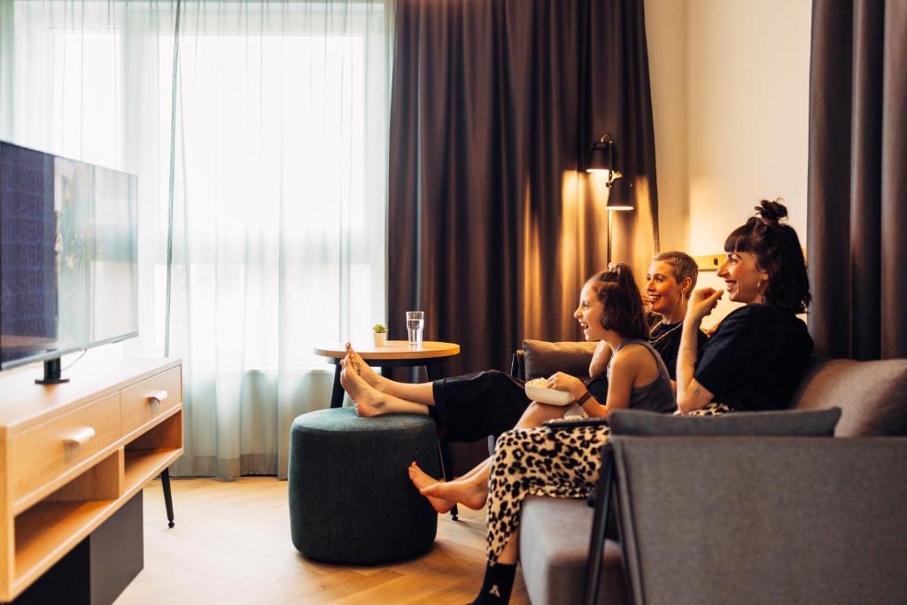 TV a/nebo společenská místnost v ubytování harry's home Lienz hotel & apartments
