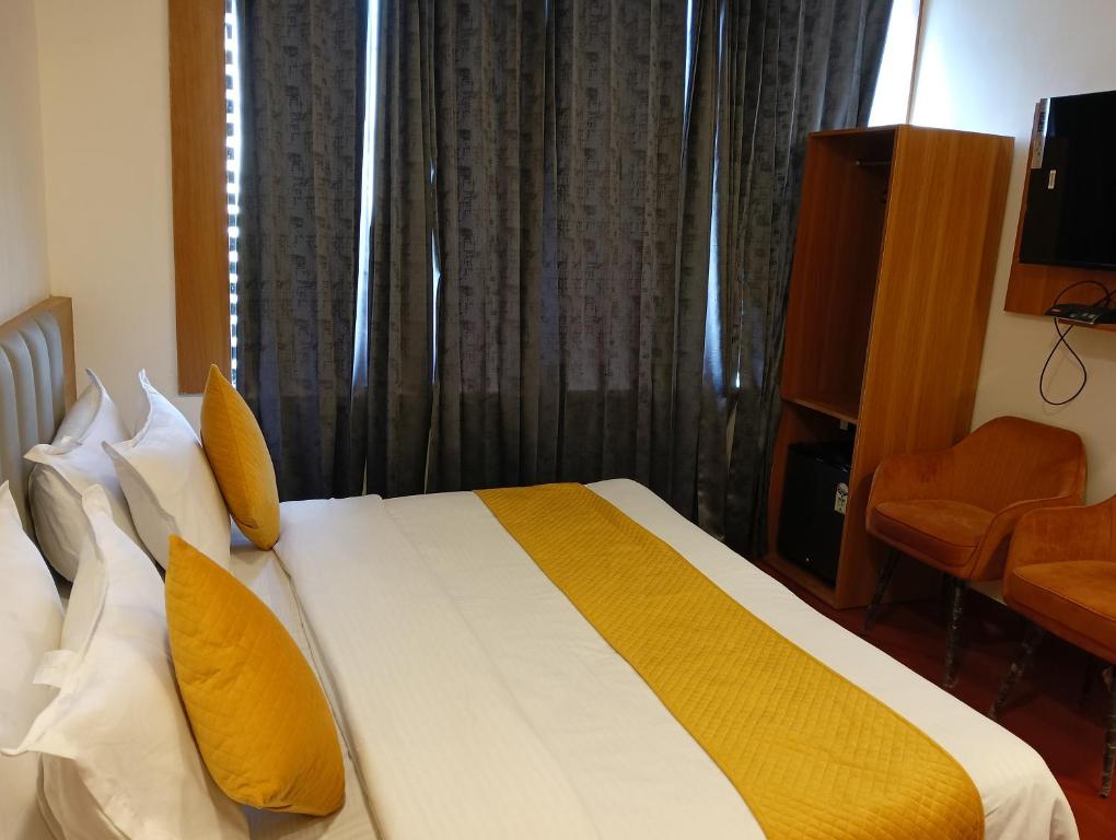 Postel nebo postele na pokoji v ubytování Hotel golden tree