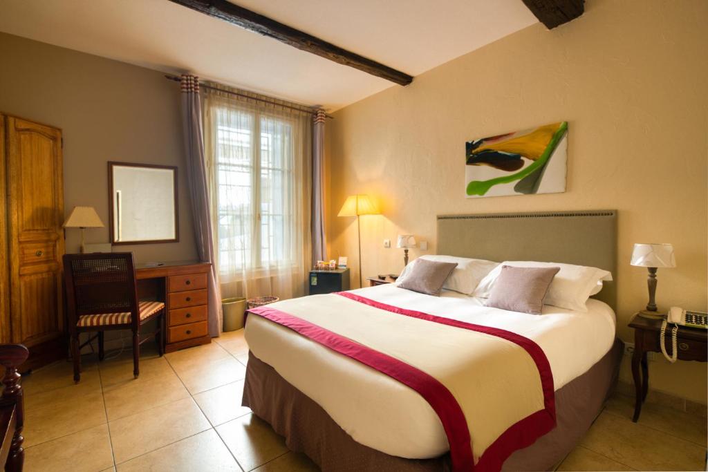 a bedroom with a large bed in a room at Hotel d'Aragon - Place de la Comédie in Montpellier