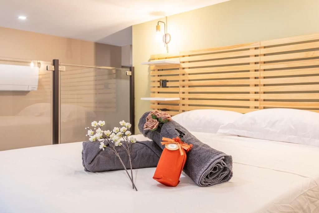 - un lit avec un tas de serviettes et de fleurs dans l'établissement ADIRA Marseille Montgrand 2 étoiles, à Marseille