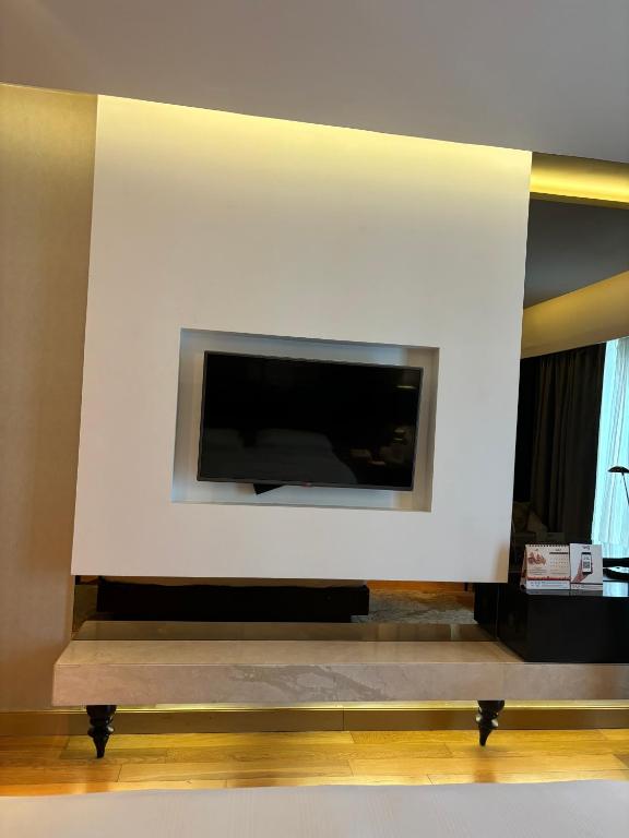TV a/nebo společenská místnost v ubytování Pride Plaza Hotel, Aerocity New Delhi