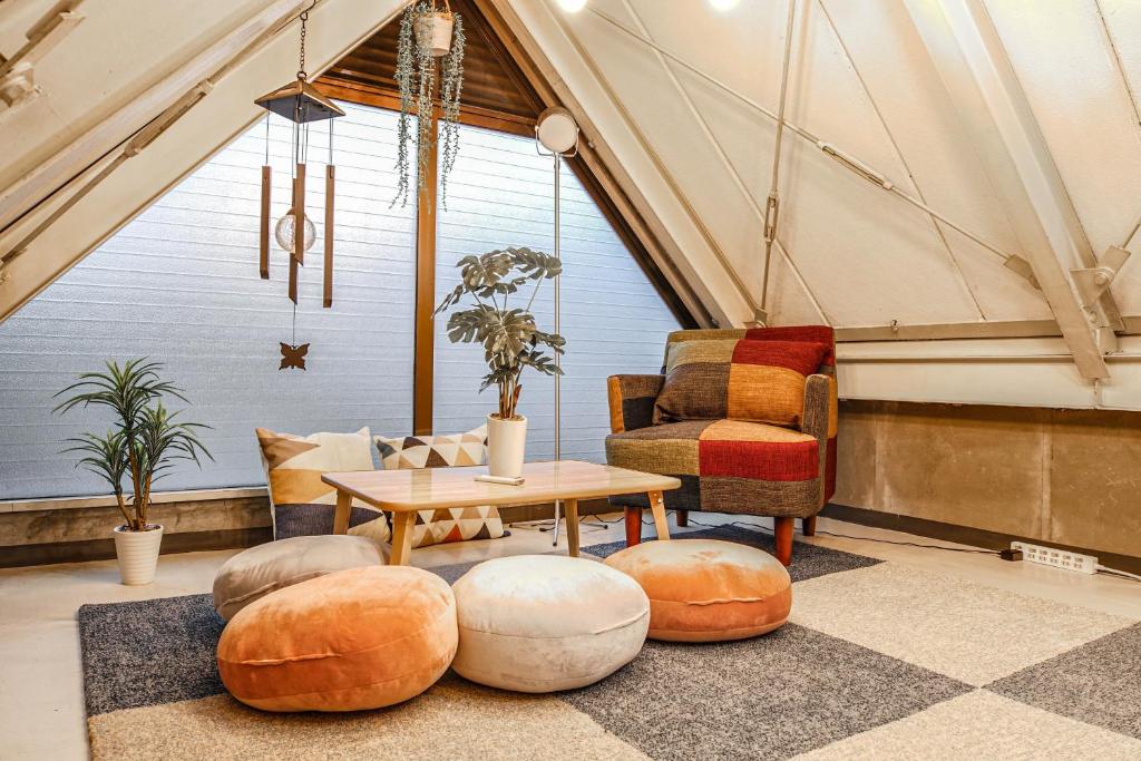 Et opholdsområde på Beautiful Balcony 8ppl 4BR House 4min to subway 心の宿 小路小栈 liubj2