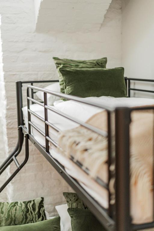 Palanda nebo palandy na pokoji v ubytování GREEN Apartments