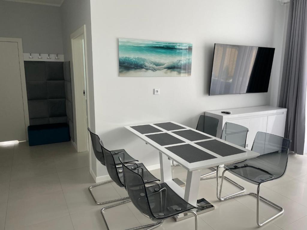 Televízia a/alebo spoločenská miestnosť v ubytovaní Apartamenty AQUA MAZURY