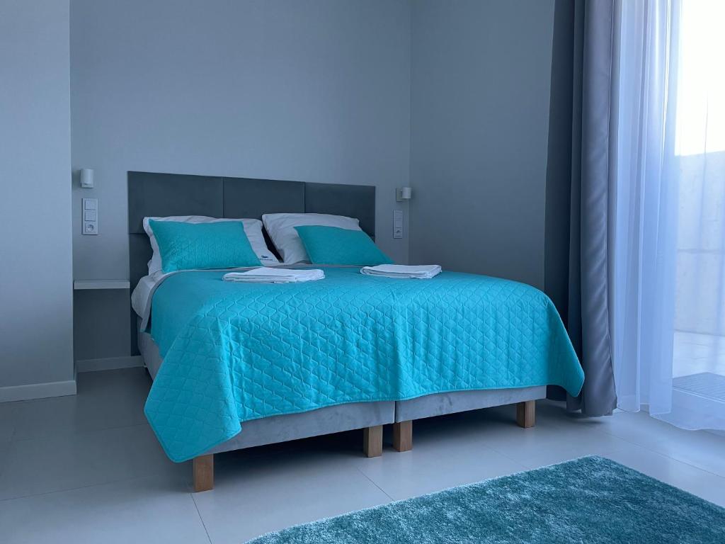 Posteľ alebo postele v izbe v ubytovaní Apartamenty AQUA MAZURY