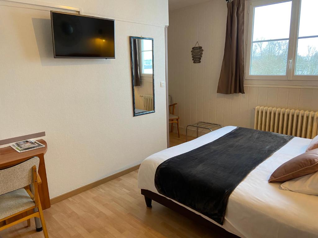 Postel nebo postele na pokoji v ubytování Logis La Lentillere - Restaurant Côté Parc