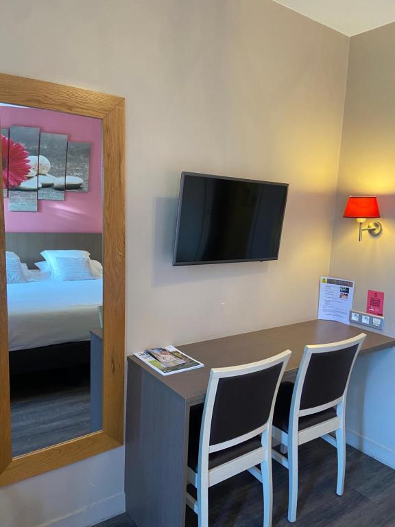 TV a/nebo společenská místnost v ubytování Logis La Lentillere - Restaurant Côté Parc