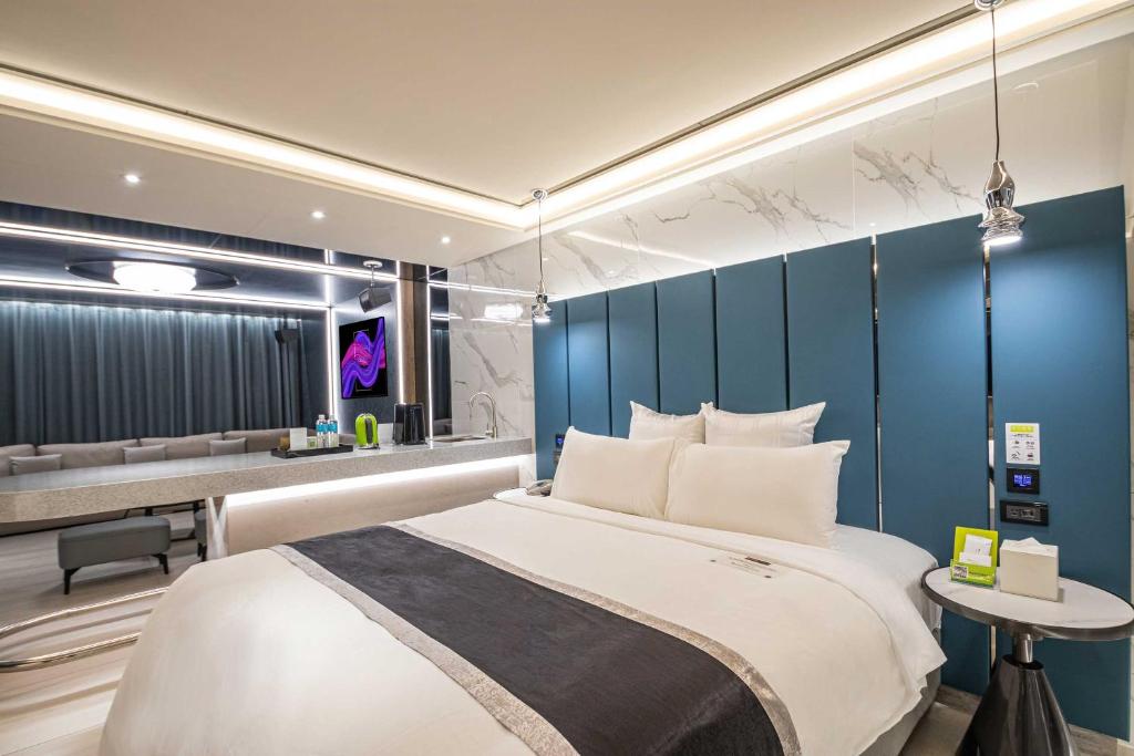 Postel nebo postele na pokoji v ubytování 168 Motel-Zhongli