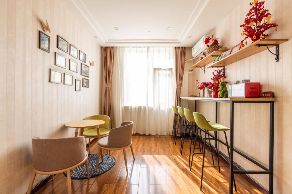 Posezení v ubytování Golden Inns Chain Hotel Beijing JianGuomen 金泰之家北京站店