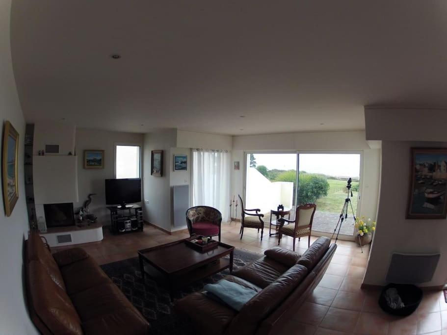 un salon avec un canapé et une table dans l'établissement Maison vue mer imprenable, à Groix