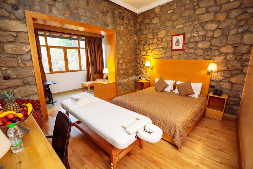 Postel nebo postele na pokoji v ubytování Grand Hotel Ifrane
