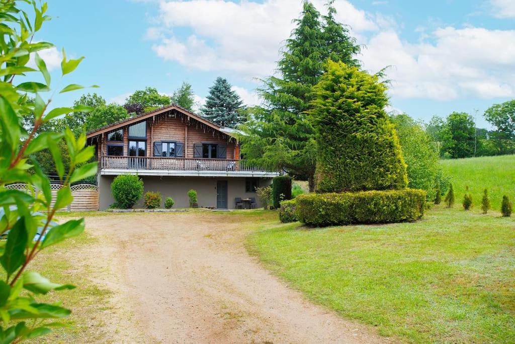 une maison avec un chemin de terre devant elle dans l'établissement Pétillant Chalet aux 3 étangs avec SPA, Sauna et Véranda, à Gerbépal