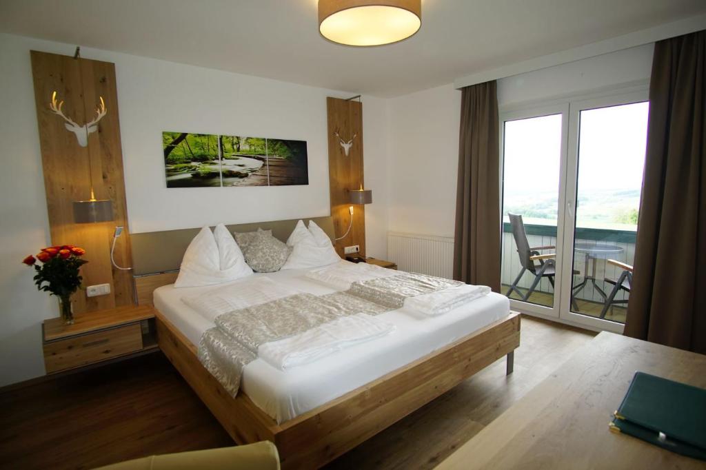 Postel nebo postele na pokoji v ubytování Hotel Irmgard