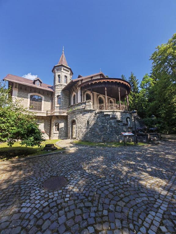 シナイアにあるCastelul Stirbeyの時計塔のある大きな石造りの建物