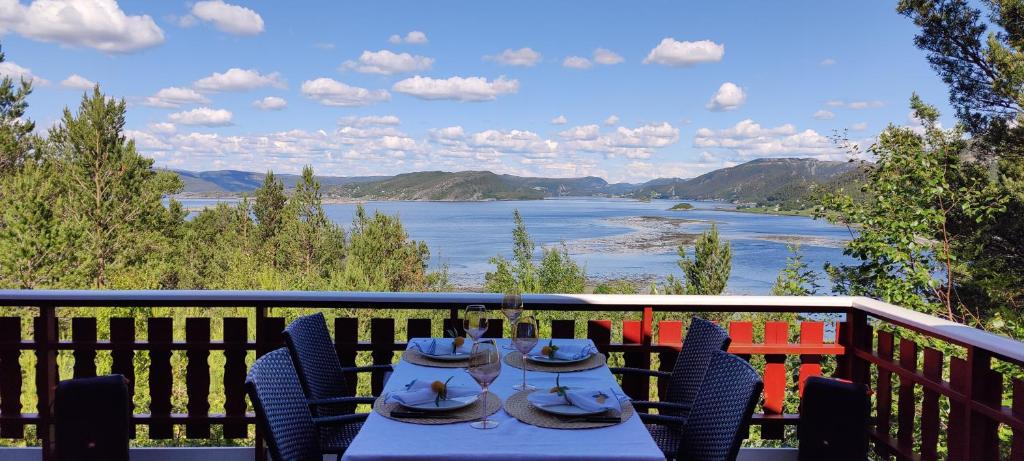 FevågにあるMatthias Hytteの川の景色を望むバルコニー(テーブル付)