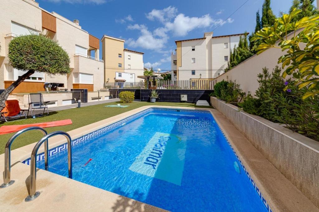 basen w środku apartamentu w obiekcie Holiday Home w mieście Torrevieja