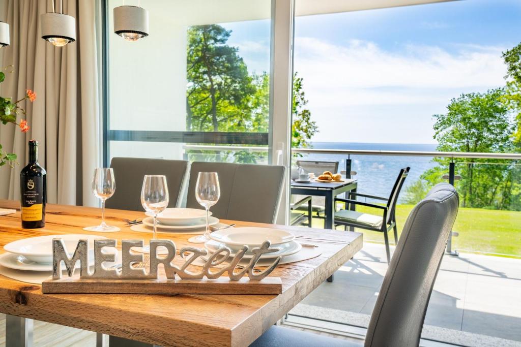 ein Esszimmer mit Tisch und Blick auf das Meer in der Unterkunft Apartment "Meerzeit" - Oase am Haff in Garz