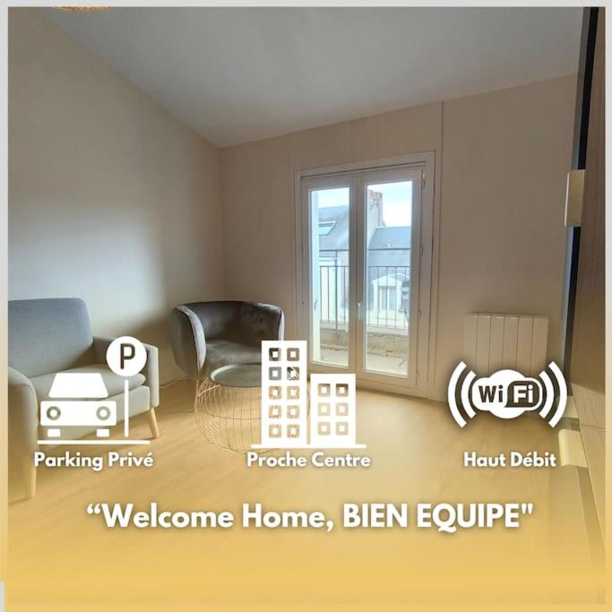 un salon avec une fenêtre dans l'établissement Welcome Home Parking, terrasse, à Châteauroux