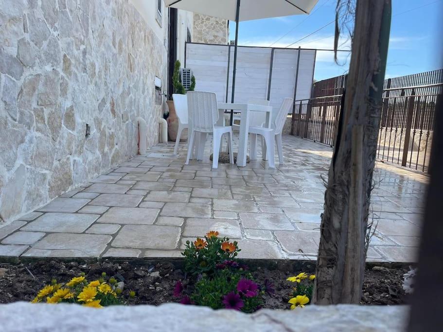 Αίθριο ή υπαίθριος χώρος στο Brunello con veranda e piscina condivisa