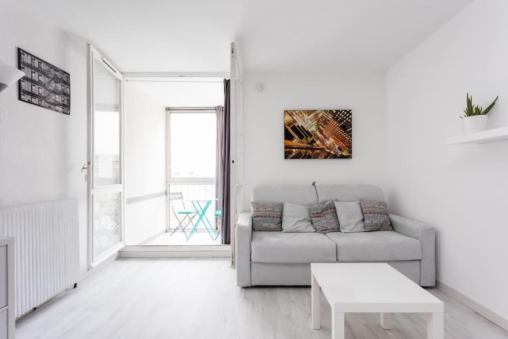 un salon blanc avec un canapé et une table dans l'établissement Studio à 50 m de la plage avec parking, à Palavas-les-Flots