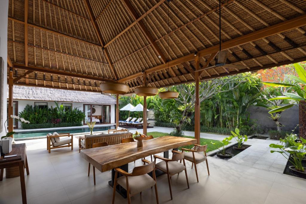 Impiana Private Villas Seminyak - Premier Three-Bedroom Villa And Bathtub