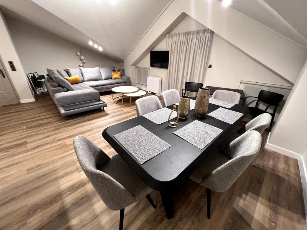 ein Esszimmer mit Tisch und Stühlen und einer Couch in der Unterkunft Porta nel Blu in Argostoli