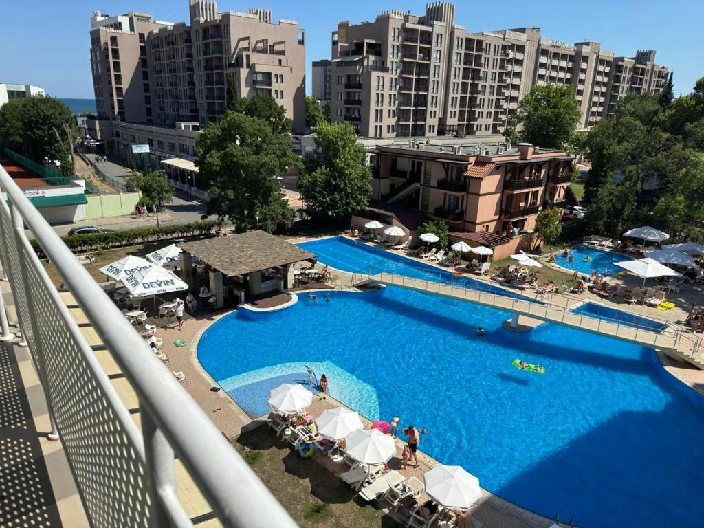 Bazén v ubytování Oasis-Apartament nebo v jeho okolí