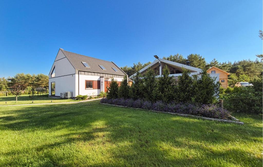 Vonkajšia záhrada v ubytovaní Awesome Home In Nowe Warpno With Wifi