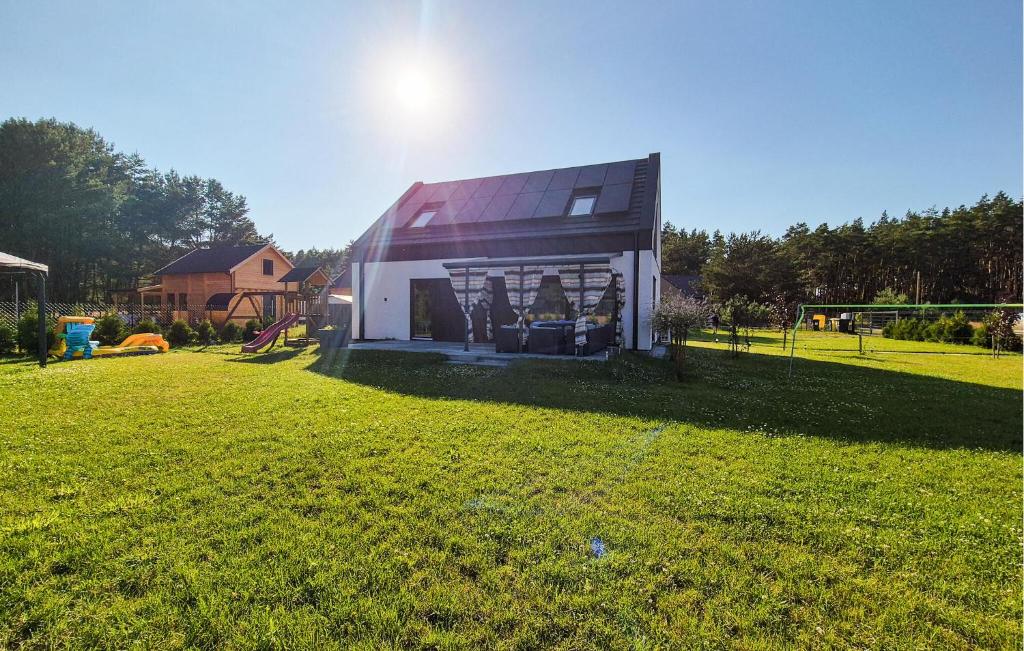 Vonkajšia záhrada v ubytovaní Awesome Home In Nowe Warpno With Wifi