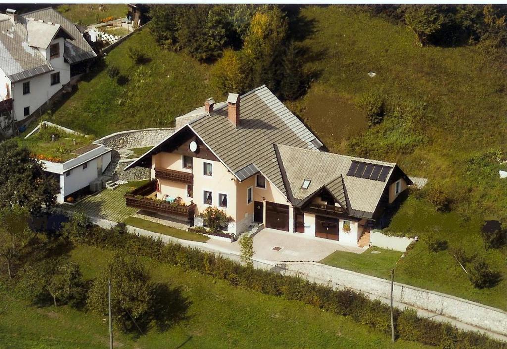 una vista aérea de una casa con paneles solares en Ferienwohnung Bohinj, en Bohinjska Bistrica