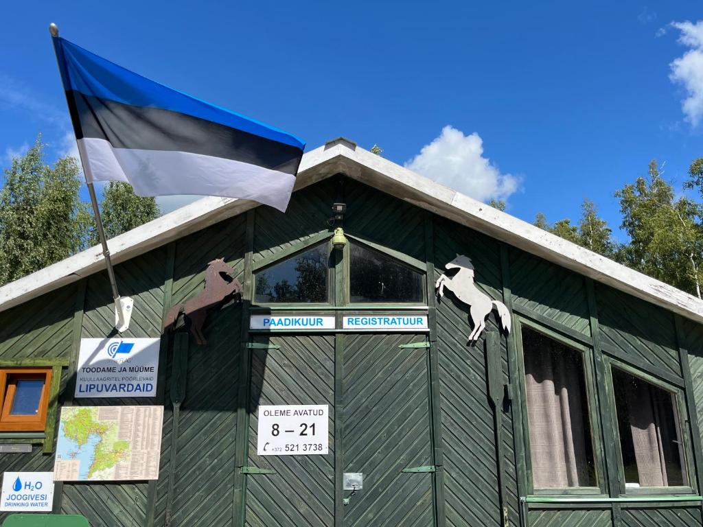 Budova, kde se kemp nachází