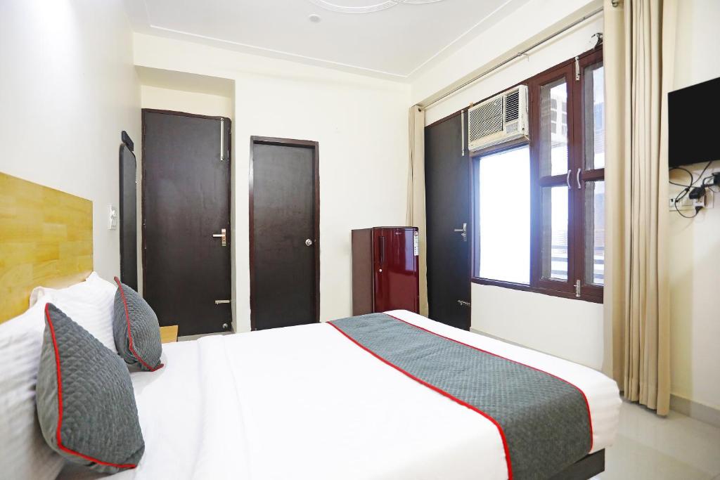 Postel nebo postele na pokoji v ubytování Super Townhouse Cloud Bay, Near Genpact, Sector-69, Gurgaon