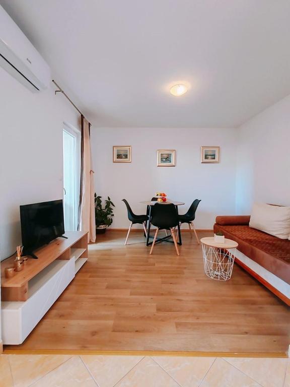 TV a/nebo společenská místnost v ubytování Apartments Amare