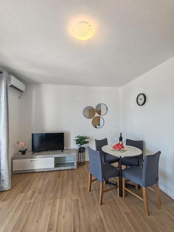 TV a/nebo společenská místnost v ubytování Apartments Amare
