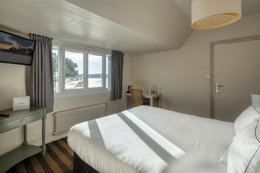 Postel nebo postele na pokoji v ubytování Hôtel Kastel - Relais Thalasso & Spa