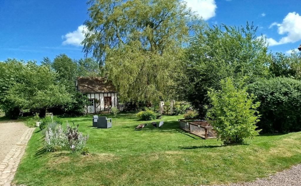 stary dom na środku podwórka w obiekcie La Ferme de Frévan w mieście Sarceaux