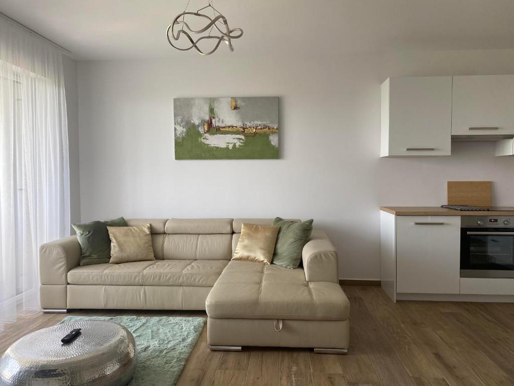salon z kanapą i kuchnią w obiekcie ROYAL AQUAMARINE - lakeside luxury flat at Balaton w mieście Keszthely