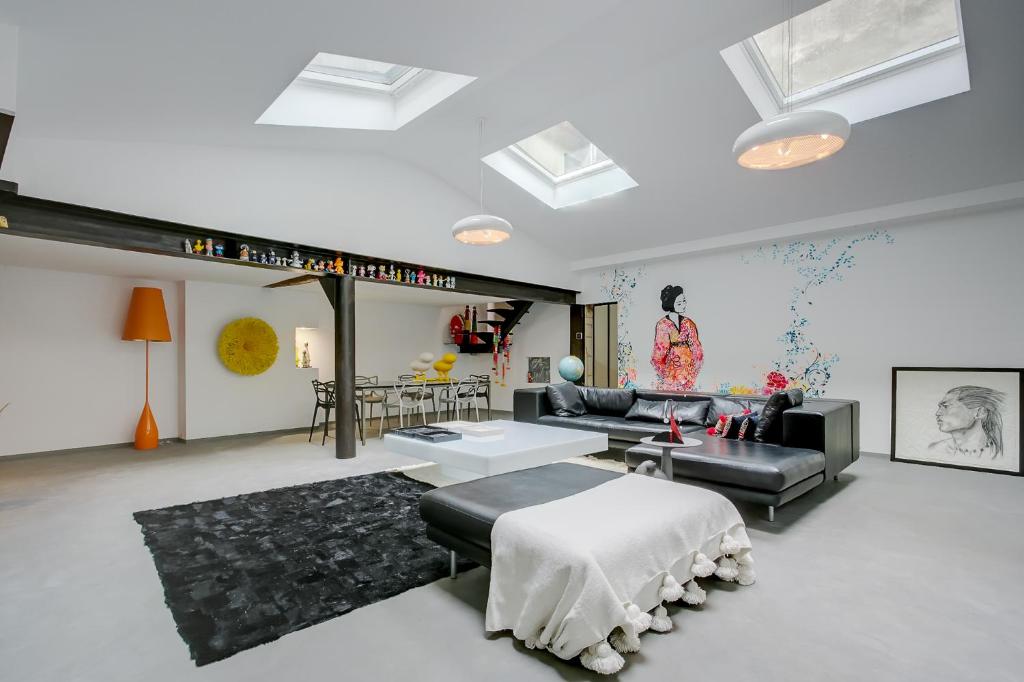 un salon avec un canapé et une table dans l'établissement Logement atypique 200m2 au Calme et Confort, à Tours