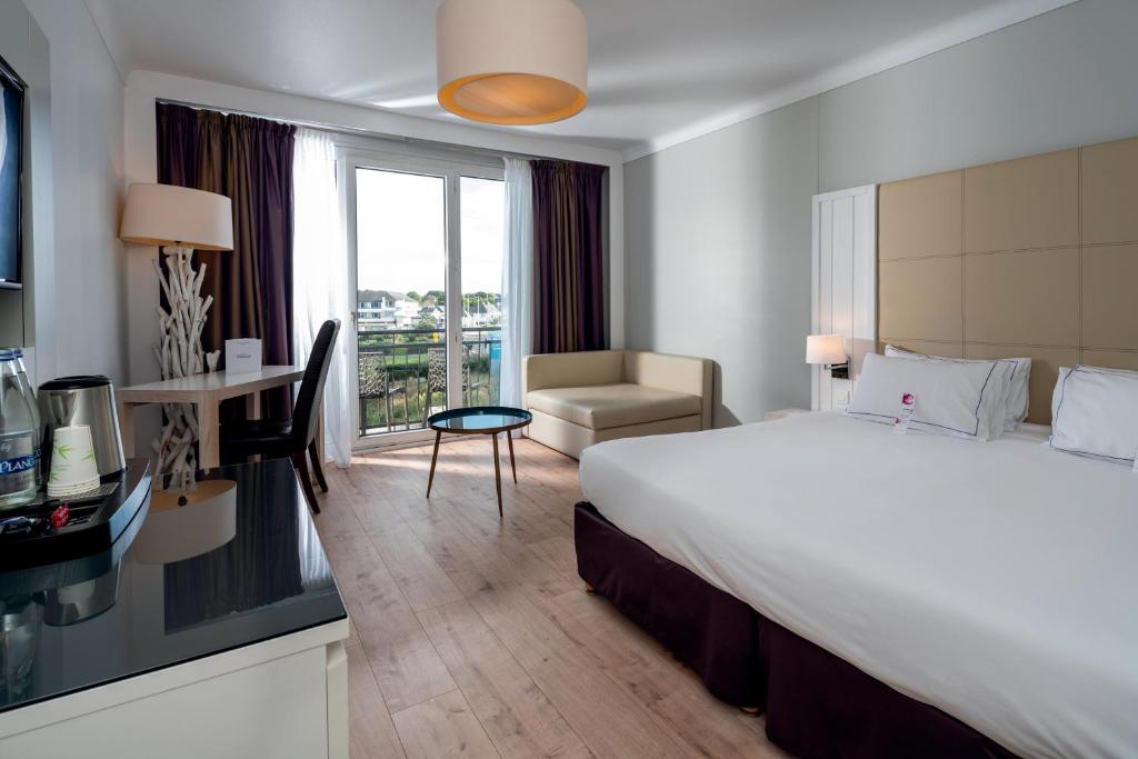Postel nebo postele na pokoji v ubytování Hôtel Kastel - Relais Thalasso & Spa